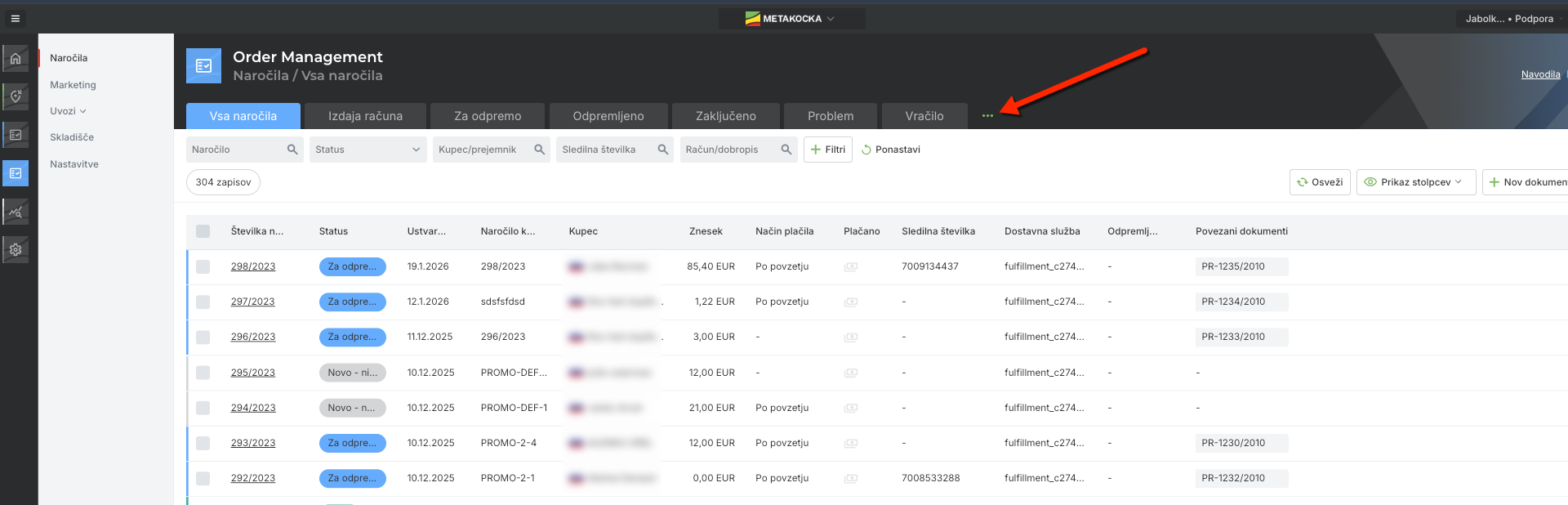 Seznam naročil v Order Managementu z označenim gumbom s tremi pikami desno od vrste zavihkov